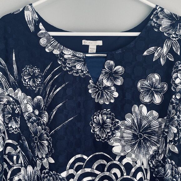 Est. 1946 Women's Short Sleeve Blouse Size 26W/28W Navy Blue Floral Overlay - Picture 4 of 16